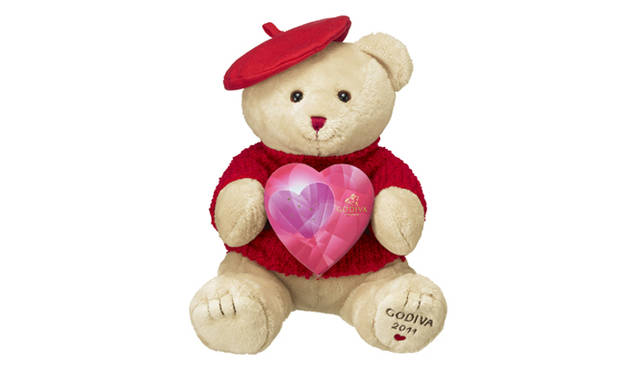 <strong>GODIVA｜ゴディバ</strong>　ゴディバベア 3粒入り 3780円<br />ハート形のチョコレートを詰め合わせたハートボックスを抱えるテディベアはベレー帽が愛らしい。