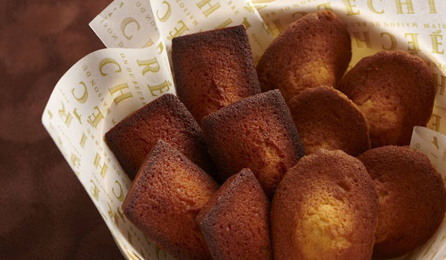 <strong>ÉCHIRÉ　MAISON DU  BEURRE｜エシレ</strong>　ギフトボックス入り：5個入り　1785円、10個入り　3360円<br />パニエ入り：5個入り　 1733円、10個入り 3360円、15個入り 5040円<br />エシレバターと精選されたアーモンドを絶妙なバランスで合わせた「フィナンシェ・エシレ」は余韻の残る深い味わいを愉しめる一品。いっぽう、「マドレーヌ・エシレ」はエシレバターの上品な味わいに、レモン ピールがさわやかな香りを添える軽やかな味わいに。