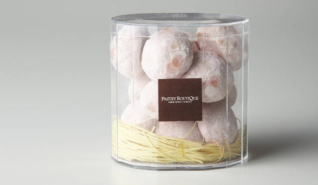 <strong>PARK HYATT TOKYO｜パークハイアット 東京</strong>　桜クッキー 890円<br />サクサクとした軽い食感とブラウンシュガーのやさしい甘さを愉しむ季節限定のクッキー。桜の塩漬けと苺をパウダー状にしたコーティングの春らしい色合いに心が弾む。