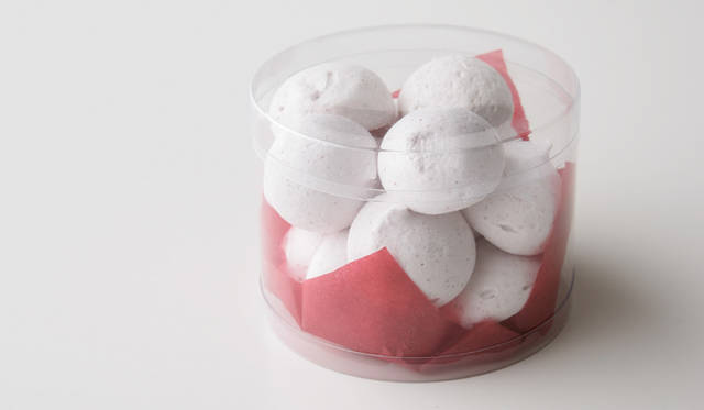 <strong>PARK HYATT TOKYO｜パークハイアット 東京</strong>　さくさく桜 600円<br />桜をイメージさせる淡い色合いに仕上げた、軽やかな食感のメレンゲ菓子。口のなかに広がるほのかな桜の風味を愉しんで。