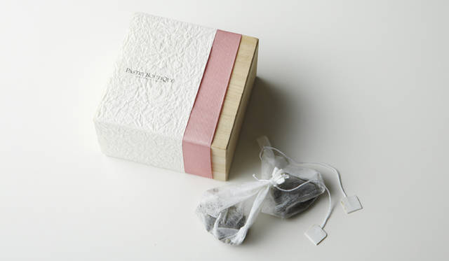 <strong>PARK HYATT TOKYO｜パークハイアット 東京</strong>　桜茶 1600円<br />静岡産の上質な日本茶に、桜の花びらと葉をブレンドした香り高い緑茶を木箱に詰め合わせた風流なひと品。