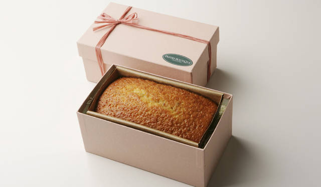 <strong>PARK HYATT TOKYO｜パークハイアット 東京</strong>　桜パウンドケーキ 2300円<br />桜の塩漬けとクランベリーを生地に練りこみ、しっとりと焼き上げた季節限定のパウンドケーキ。