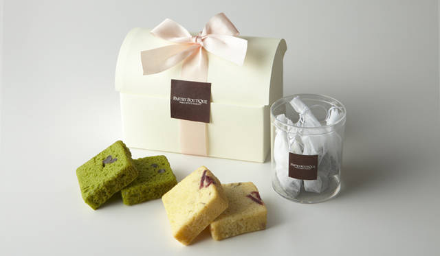 <strong>PARK HYATT TOKYO｜パークハイアット 東京</strong>　桜ギフト（S) 1900円<br />風味豊かな桜と抹茶のパウンドケーキと香り高い桜茶のセットでひと足先に春を感じて。