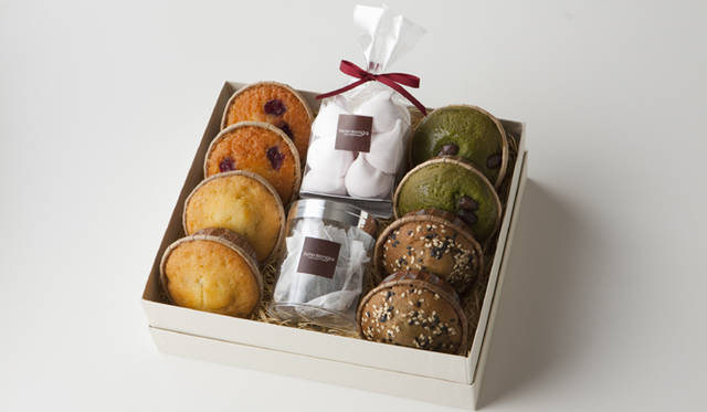 <strong>PARK HYATT TOKYO｜パークハイアット 東京</strong>　桜ギフト（L)　4300円<br />和テイストのカップケーキ4種(桜、小豆、抹茶、胡麻)と、香り高い桜茶、薄紅色が美しい桜ギモーヴを詰め合わせた春のティータイムに最適のセット。