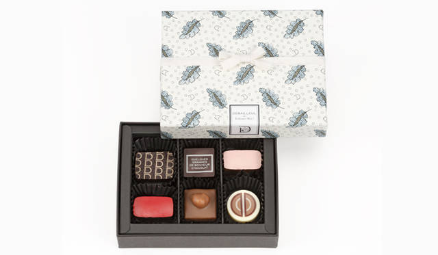 <strong>DEBAILLEUL｜ドゥバイヨル</strong>　ブロカテル（6個入り）　2100円<br />選りすぐりのガナッシュとプラリネ6粒の詰め合わせ。白地にオークの葉をモチーフにしたブルーの模様をあしらった清楚で可憐なパッケージがさわやかだ。