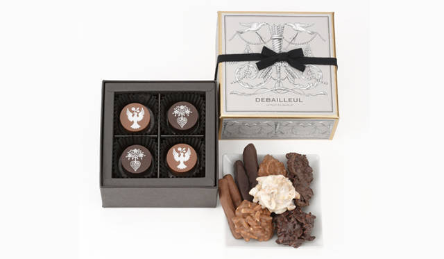 <strong>DEBAILLEUL｜ドゥバイヨル</strong>　トリアノン（14個入り） 3675円<br />ヴェルサイユ宮殿の庭園にある離宮“トリアノン”がパッケージのイメージソース。植物とハート、白鳩をモチーフにした2011年冬季限定ショコラ2種と、ドゥバイヨルを代表するドライフルーツやナッツを使用したチョコレートの詰め合わせ。
