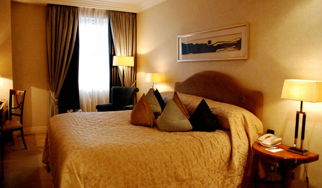 <strong>Rock My World !｜いま、旬な英国へ｜ホテル－ザ・ウェストベリー・メイフェア</strong>  コンサバティブながらあたたかみのあるムードを演出。