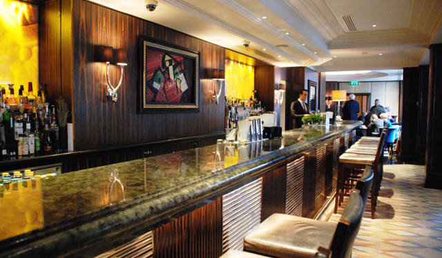 <strong>Rock My World !｜いま、旬な英国へ｜ホテル－ザ・ウェストベリー・メイフェア</strong>  「ポロ・バー」。ランチ時から深夜までジェントルマンたちでにぎわう。