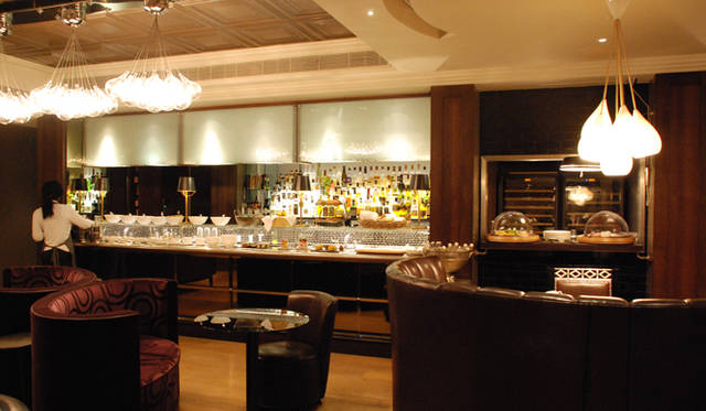 <strong>Rock My World !｜いま、旬な英国へ｜ホテル－アーチ・ロンドン</strong>　「マティーニ・ライブラリー」でさまざまなバリエーションでマティーニを。