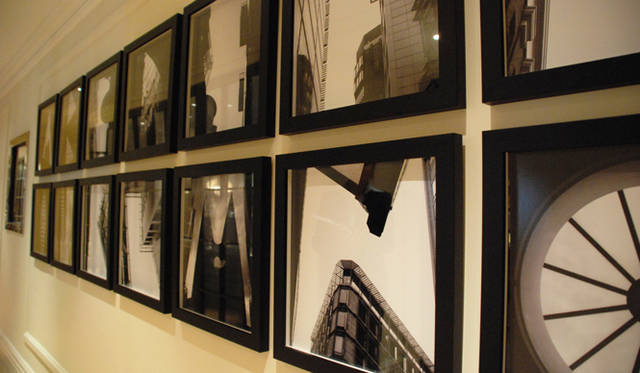 <strong>Rock My World !｜いま、旬な英国へ｜ホテル－アーチ・ロンドン</strong>　スタッフもユニフォームではなくシャツにカーディガンというアットホームな装いで、一軒の家へもてなされたような雰囲気だ。