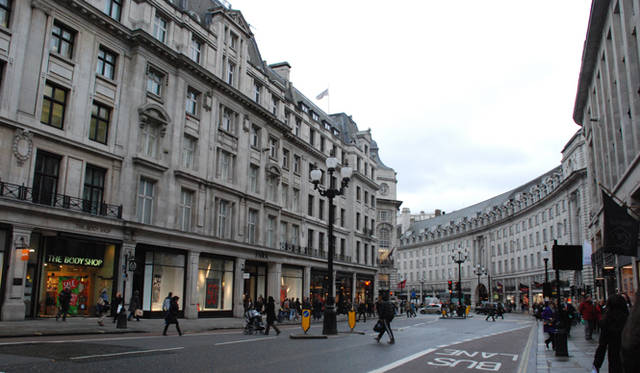 <strong>Rock My World !｜いま、旬な英国へ｜レジャー－リージェント・ストリート・ウォーキング・ツアー</strong>　誕生は産業革命に湧く19世紀初頭の1825年。都市開発のため当初からショッピングストリートとして計画されたため、一軒も住宅が存在しない。