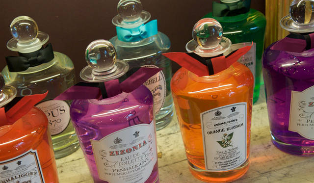 <strong>Rock My World !｜いま、旬な英国へ｜レジャー－リージェント・ストリート・ウォーキング・ツアー</strong>　100年近く愛される名パヒュームなどをあつかうショップ「ペンハリゴン」。 