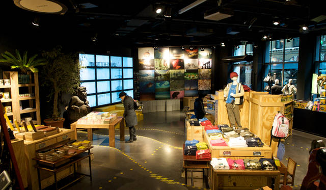 <strong>Rock My World !｜いま、旬な英国へ｜レジャー－リージェント・ストリート・ウォーキング・ツアー</strong>　ナショナル・ジオグラフィックの世界初の直営ストア。