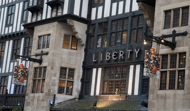 <strong>Rock My World !｜いま、旬な英国へ｜レジャー－リージェント・ストリート・ウォーキング・ツアー</strong>　チューダー様式の外観が印象的な、1875年創業のデパート「リバティ」。