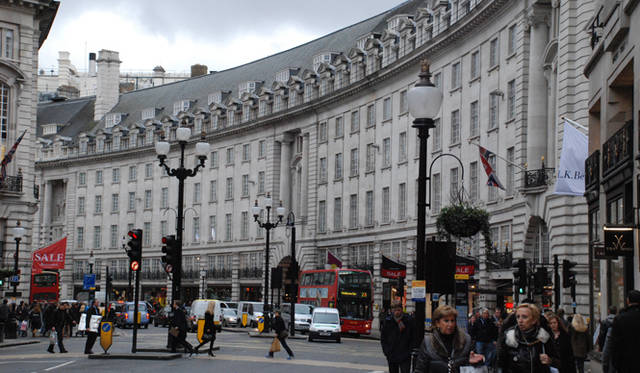 <strong>Rock My World !｜いま、旬な英国へ｜レジャー－リージェント・ストリート・ウォーキング・ツアー</strong>　美しい曲線を描いて続くストリート沿いには英国を代表する老舗店舗を始め、ワールドワイドなブランドが連なる。