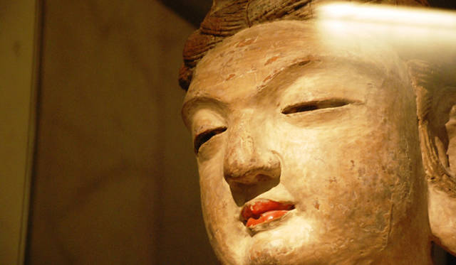 <strong>Rock My World !｜いま、旬な英国へ｜ミュージアム－大英博物館</strong>　アジアセクションには巨大な仏像も鎮座。