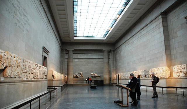 <strong>Rock My World !｜いま、旬な英国へ｜ミュージアム－大英博物館</strong>　多くの収蔵品はガラスケースにも入らず、囲いもなく無防備なほど目の前に鎮座する。