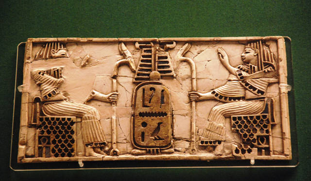 <strong>Rock My World !｜いま、旬な英国へ｜ミュージアム－大英博物館</strong>　一部の展示品をのぞき写真撮影も許可されているほか、手に取って見られるコレクションもある。