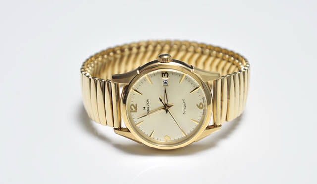 <strong>Hamilton｜ハミルトン</strong> 1960年代の発売当時に人気を博したモデルを復刻したデザイン。シノマティック（Thin-O-Matic）という極薄（Thin）の自動巻き（Automatic）時計を表したネーミング。「ジャズマスター シノマティック」9万9750円（予価）[3月発売予定]（ハミルトン／スウォッチ グループ ジャパン）