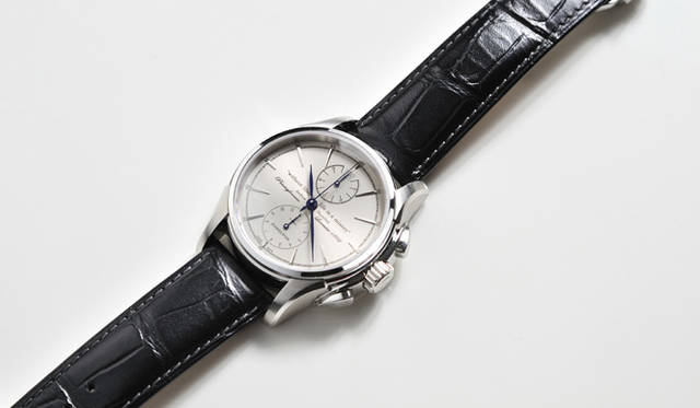 <strong>Hamilton｜ハミルトン</strong> 今回の新作は、1940年代当時の軍用マリンクロノメーターを思わせるクラシックなデザインにくわえ、文字盤に「Without liberty, life is miserable － Andrew Hamilton」（自由なき人生なんて惨めなものだ）というアンドリュー・ハミルトンの言葉をあしらった。世界限定1892本。「ジャズマスター スピリット オブ リバティ」15万9600円（予価）[4月発売予定] （ハミルトン／スウォッチ グループ ジャパン）