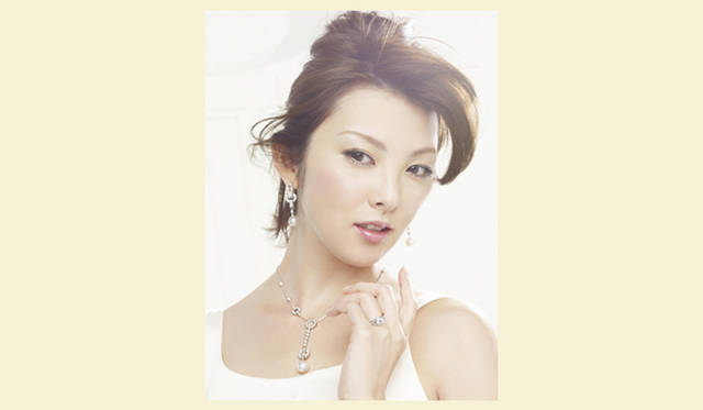 <strong>Cartier｜カルティエ</strong> 　田中麗奈さん。「カルティエはずっと憧れのジュエラーでした。本物のジュエラーというイメージもあるので、身に着けることを光栄に思います。今日メインに着けた“バレリーナ”もすごくフェミニンでエレガント。女性らしさだけではなく、強さも併せもっているので、とても素敵だと思います」。