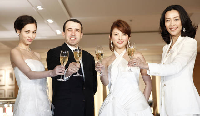 <strong>Cartier｜カルティエ</strong> 　カルティエ 銀座2丁目ブティック ブライダルサロン にて。左から、水原希子さん、カルティエCEOギャビン・ヘイグさん、田中麗奈さん、木村佳乃さん。