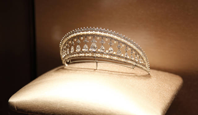 <strong>Cartier｜カルティエ</strong> 　ブライダルサロンに置かれるティアラ。