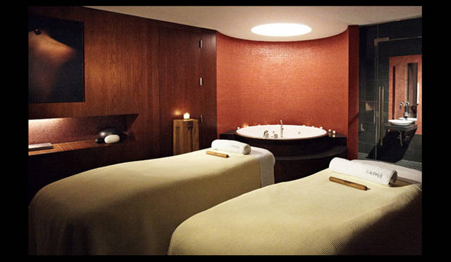 <strong> Catherine Malandrino｜キャサリン・マランドリーノのNEW YORK通信 vol.05</strong> 　プラザホテル内にある「Caudalie Vinotherapie Spa」。ボルドーのワイナリーが開発、運営しているスパで、ぶどうのポリフェノールを配合して作られたコスメでおこなうトリートメントが有名。1 West 58 Street 4th Floor, New York, NY 10019　　Tel. +1 212 265 3182