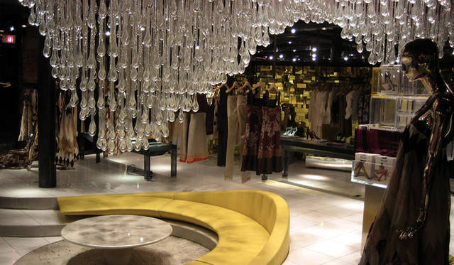 <strong> Catherine Malandrino｜キャサリン・マランドリーノのNEW YORK通信 vol.05</strong>　 落ち着いた雰囲気でショッピングが楽しめる、「キャサリン・マランドリーノ」Meatpackingのブティック。コレクションラインの「Malandrino」も豊富に揃う。Meatpacking: 652 Hudson Street, New York, NY 10014　　Tel. +1 212 929 8710