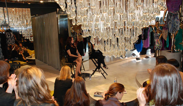 <strong> Catherine Malandrino｜キャサリン・マランドリーノのNEW YORK通信 vol.05</strong>　 Meatpackingのお店ではいろいろなイベントを開催。こちらの写真は雑誌の公開インタビューをしたときのもの。