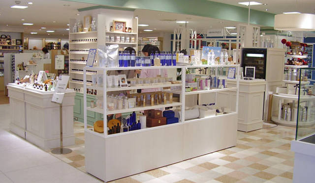 <strong>SEIBU｜西武</strong>　西武渋谷店A館7階・サンイデー渋谷「アロマティーク」　アロマセラピストの資格をもつ販売員が常駐するコンサルティング型アロマショップ