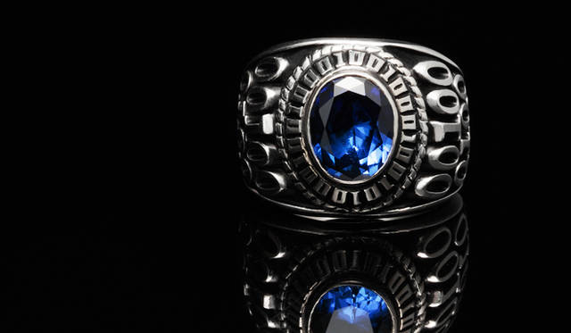 <strong>JAM HOME MADE｜ジャム ホーム メイド</strong>　本場アメリカで原型を彫り起こした本格仕様　ハイブリットカレッジリング　中心に配されたストーンは誕生石カラーとなっており、自分にとって意味のあるひとつを選ぶことができる。