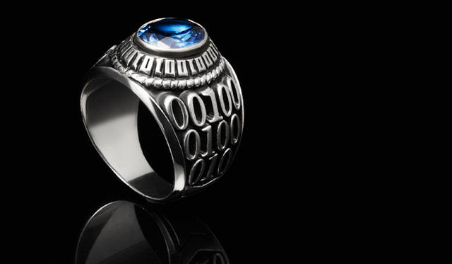 <strong>JAM HOME MADE｜ジャム ホーム メイド</strong>　本場アメリカで原型を彫り起こした本格仕様　ハイブリットカレッジリング　ベゼル周りとサイドには二進法の0と1のみを記し、究極的にニュートラルであることでリング本来の意味を冒すことなく洗練されたひとつのデザインを完成させた。