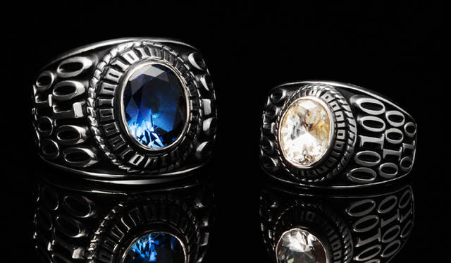 <strong>JAM HOME MADE｜ジャム ホーム メイド</strong>　ハイブリットカレッジリング（純銀／オニキス／ジルコニア） Mサイズ 3万1500円、Sサイズ 2万9400円　※3月31日までにいただいた受注分のお渡しは5月下旬を予定しています。