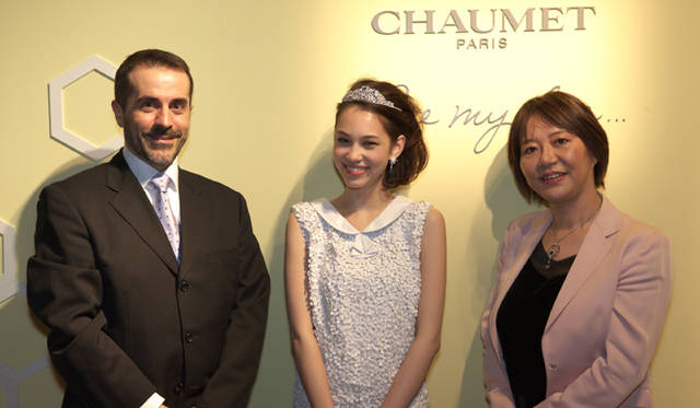 <strong>CHAUMET｜ショーメ</strong> 左から／取締役ショーメ ジェネラルマネージャー クリストフ・ランシュー氏、モデル・女優の水原希子さん、執行役員ショーメ バイスプレジデント 鳥羽秀子氏。