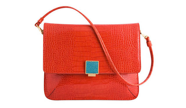 <strong>SMYTHSON｜スマイソン</strong>　「SLING（スリング）」デイリーからイブニングシーンにも華やかさを添える、2WAYクラッチショルダー。クロコ型押しのカーフレザーがラグジュアリーな大人の日常を演出する。7万4550円（カラー｜コーラル・オレンジ、ブラウン）