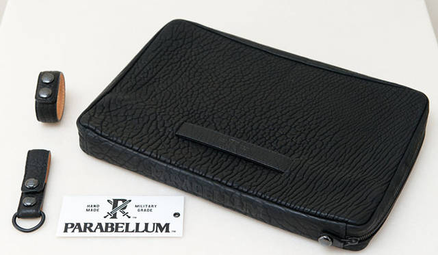 <strong>PARABELLUM｜パラベラム</strong>　左上／ブレスレット1万3650円、左下／キーストラップ1万2600円、右／ドキュメントケース12万6000円（トゥモローランド 銀座店）