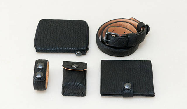<strong>PARABELLUM｜パラベラム</strong>　左上／ウォレット3万9900円、左下／ブレスレット1万3650円、中央下／キーケース1万3650円、右上／ベルト6万7200円、右下／ウォレット3万6750円（トゥモローランド 銀座店）