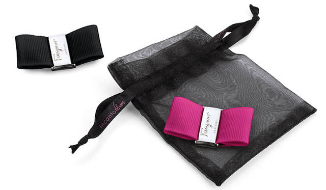 <strong>Salvatore Ferragamo｜サルヴァトーレ フェラガモ</strong>　着せ替えのできる“ヴァラ リボン ブローチ”1セット（黒とフューシャーピンクのふたつ）は数量限定のプレゼント