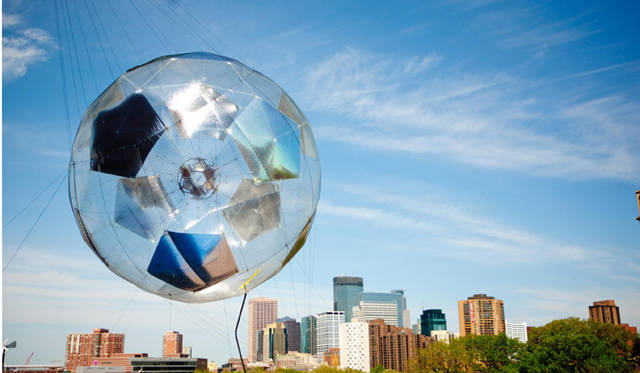 <strong>HERMÈS｜エルメス</strong>　 「クラウド・シティ」トマス・サラセーノ展　©Tomas Saraceno