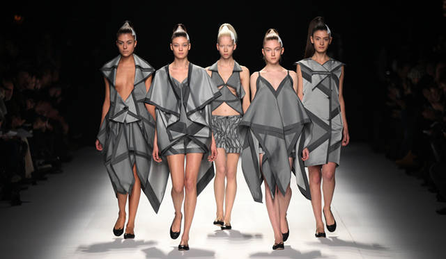 <strong>ISSEY MIYAKE｜イッセイ ミヤケ</strong> 2011年秋冬コレクション速報　©2011 ISSEY MIYAKE INC.　Photo by Frédérique Dumoulin