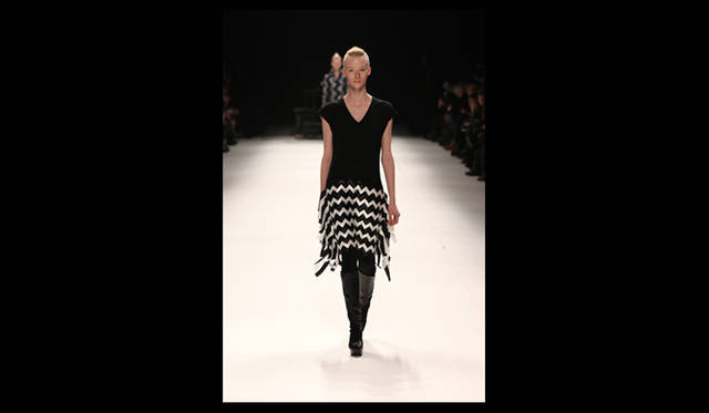 <strong>ISSEY MIYAKE｜イッセイ ミヤケ</strong> 2011年秋冬コレクション速報　©2011 ISSEY MIYAKE INC.　Photo by Frédérique Dumoulin