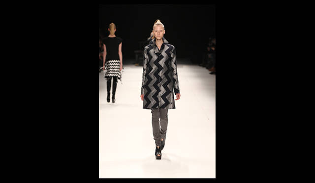 <strong>ISSEY MIYAKE｜イッセイ ミヤケ</strong> 2011年秋冬コレクション速報　©2011 ISSEY MIYAKE INC.　Photo by Frédérique Dumoulin