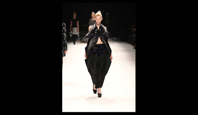 <strong>ISSEY MIYAKE｜イッセイ ミヤケ</strong> 2011年秋冬コレクション速報　©2011 ISSEY MIYAKE INC.　Photo by Frédérique Dumoulin