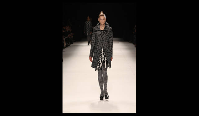 <strong>ISSEY MIYAKE｜イッセイ ミヤケ</strong> 2011年秋冬コレクション速報　©2011 ISSEY MIYAKE INC.　Photo by Frédérique Dumoulin