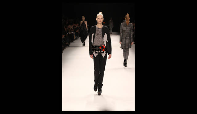 <strong>ISSEY MIYAKE｜イッセイ ミヤケ</strong> 2011年秋冬コレクション速報　©2011 ISSEY MIYAKE INC.　Photo by Frédérique Dumoulin