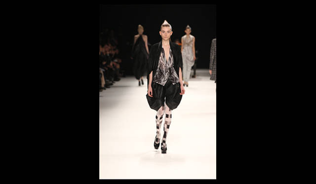 <strong>ISSEY MIYAKE｜イッセイ ミヤケ</strong> 2011年秋冬コレクション速報　©2011 ISSEY MIYAKE INC.　Photo by Frédérique Dumoulin