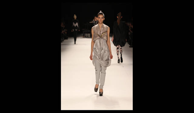<strong>ISSEY MIYAKE｜イッセイ ミヤケ</strong> 2011年秋冬コレクション速報　©2011 ISSEY MIYAKE INC.　Photo by Frédérique Dumoulin