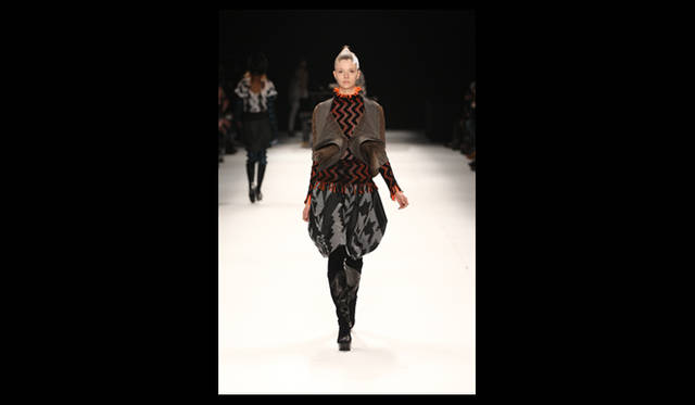 <strong>ISSEY MIYAKE｜イッセイ ミヤケ</strong> 2011年秋冬コレクション速報　©2011 ISSEY MIYAKE INC.　Photo by Frédérique Dumoulin