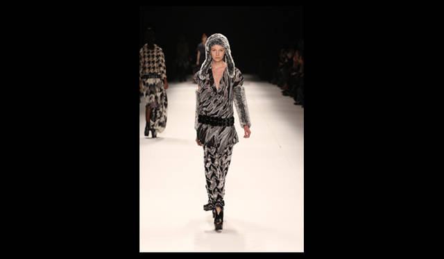 <strong>ISSEY MIYAKE｜イッセイ ミヤケ</strong> 2011年秋冬コレクション速報　©2011 ISSEY MIYAKE INC.　Photo by Frédérique Dumoulin